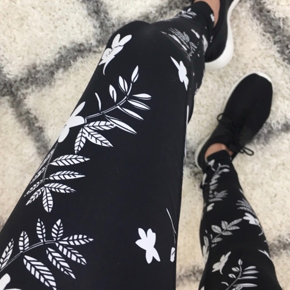 1 LEFT 💫 NEW IN PACKAGE FLORAL LEGGING - Picture 3 of 8